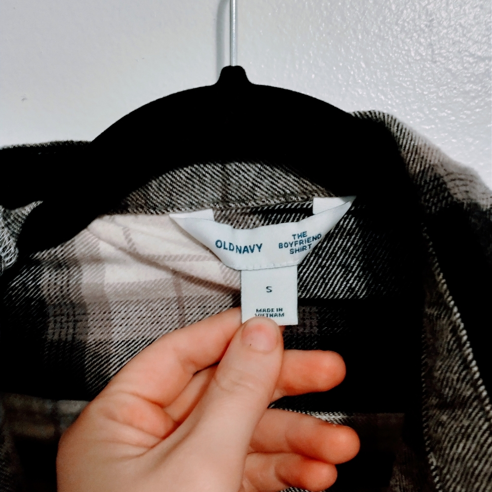 Old Navy the boyfriend shirt white and black plaid flannel button up size small. - Picture 5 of 5